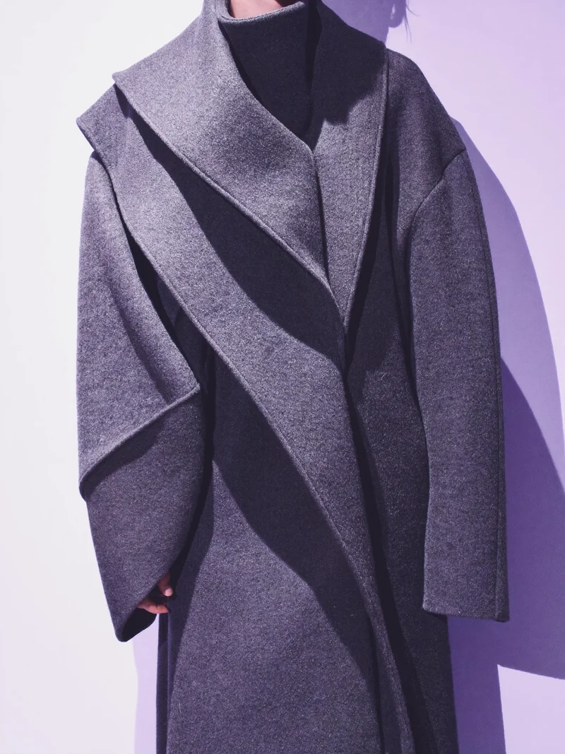 Studio illustrativo del cappotto asimmetrico in lana color antracite